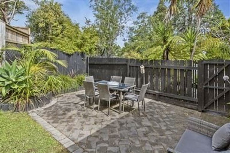 Photo of property in 2/20 Flavia Close, Torbay, Auckland, 0630