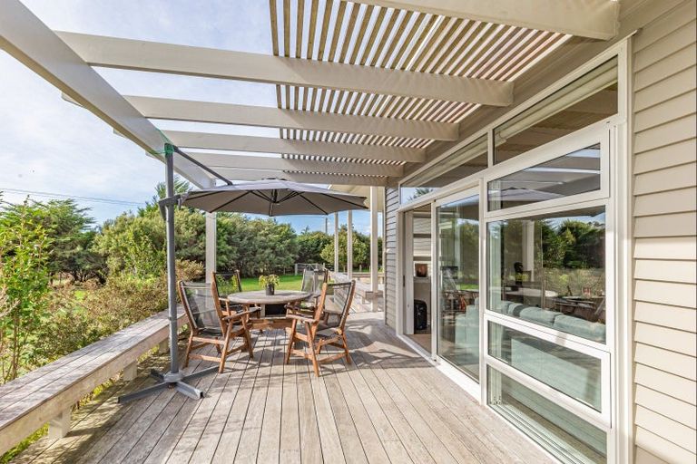 Photo of property in 3 Takapu Road, Manakau, Levin, 5573