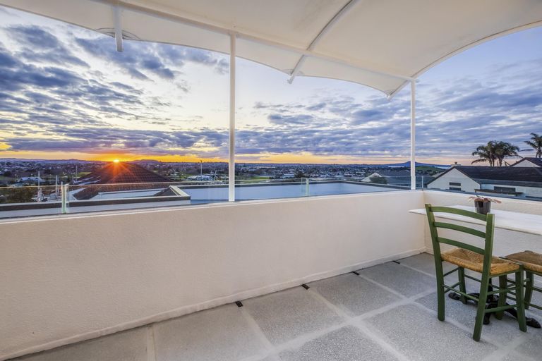 Photo of property in 22 Mccahill Views, Botany Downs, Auckland, 2010