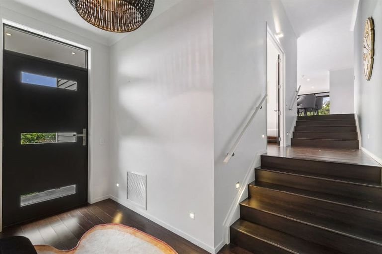 Photo of property in 16 Schopolo Place, Schnapper Rock, Auckland, 0632