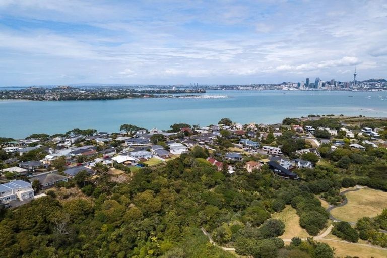 Photo of property in 82 Sylvan Avenue, Northcote, Auckland, 0627