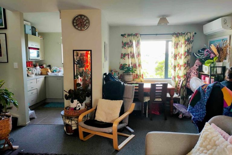 Photo of property in 31 Stewart Drive, Newlands, Wellington, 6037