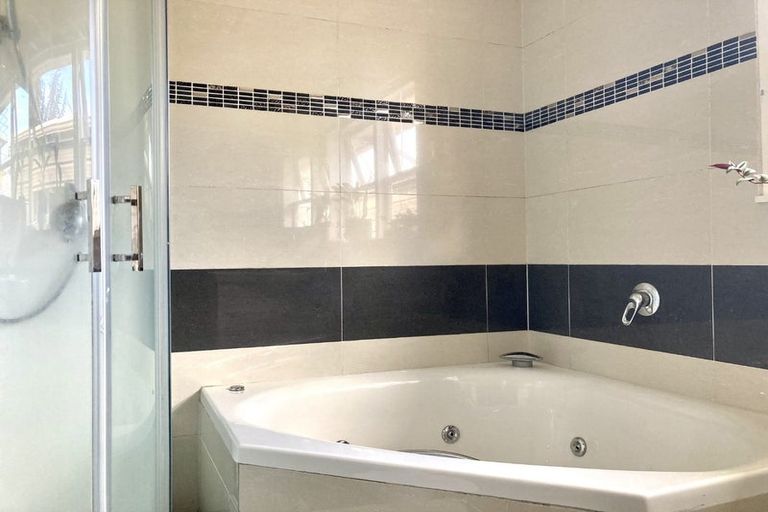 Photo of property in 672 Te Atatu Road, Te Atatu Peninsula, Auckland, 0610