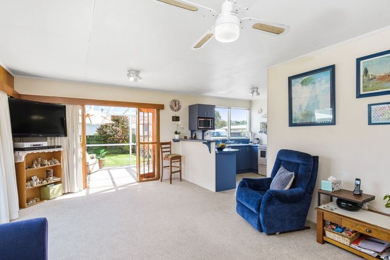 Photo of property in 17b Cypress Grove, Paraparaumu, 5032