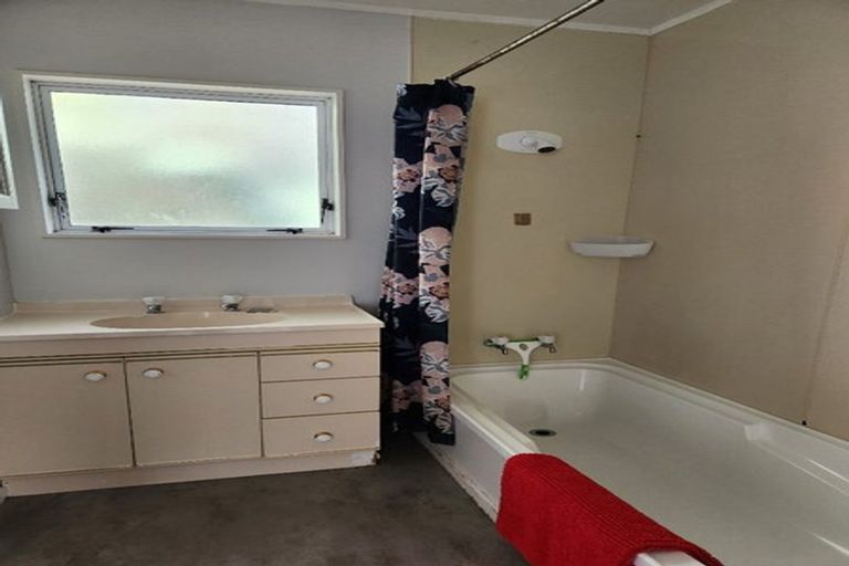 Photo of property in 2/11 Waterfront Road, Mangere Bridge, Auckland, 2022