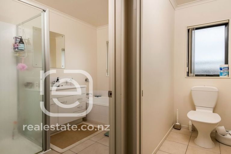 Photo of property in 2 Saralee Drive, Manurewa, Auckland, 2105