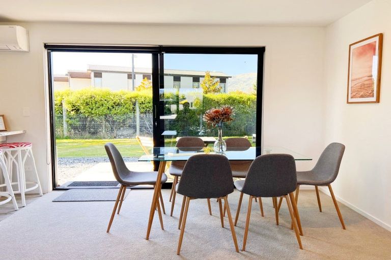 Photo of property in 2 Cleland Close, Wanaka, 9382