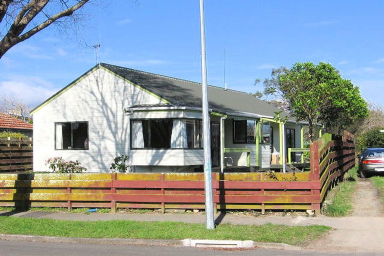 Photo of property in 43 Crewe Crescent, Hokowhitu, Palmerston North, 4410