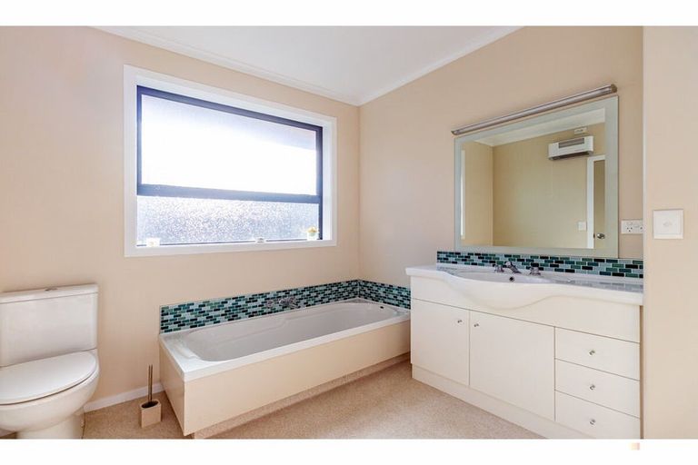 Photo of property in 1 Eric Batchelor Place, Waimate, 7924