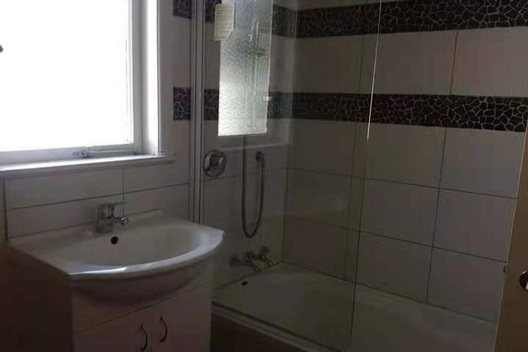 Photo of property in 4 Harding Avenue, Te Atatu South, Auckland, 0610