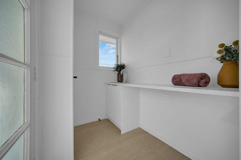 Photo of property in 97 Tidal Road, Mangere, Auckland, 2022