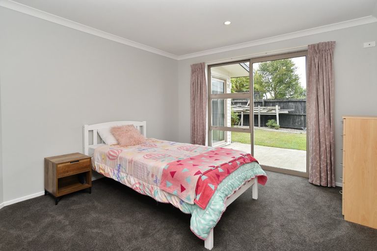 Photo of property in 23 Papaumu Green, Parklands, Christchurch, 8083