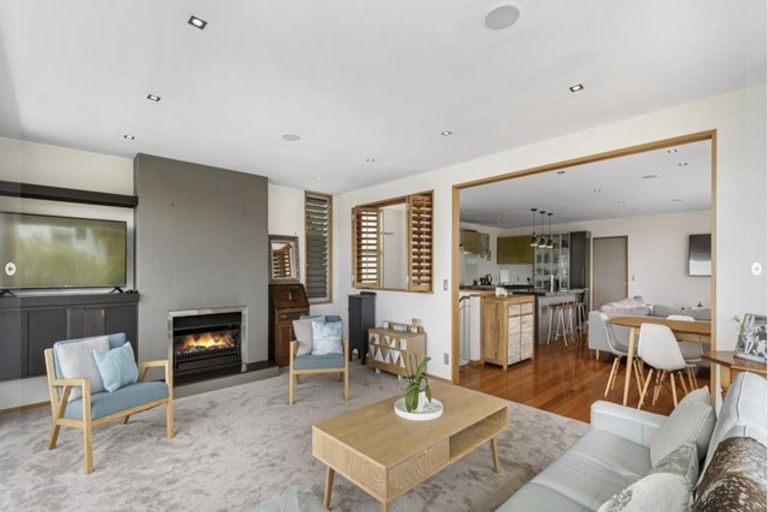 Photo of property in 2/55 Parr Terrace, Castor Bay, Auckland, 0620