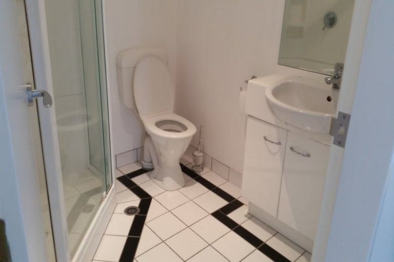 Photo of property in 5c/5 Kent Terrace, Mount Victoria, Wellington, 6011