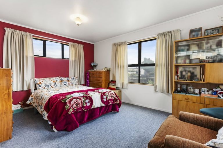 Photo of property in 12 Gloria Avenue, Te Atatu Peninsula, Auckland, 0610