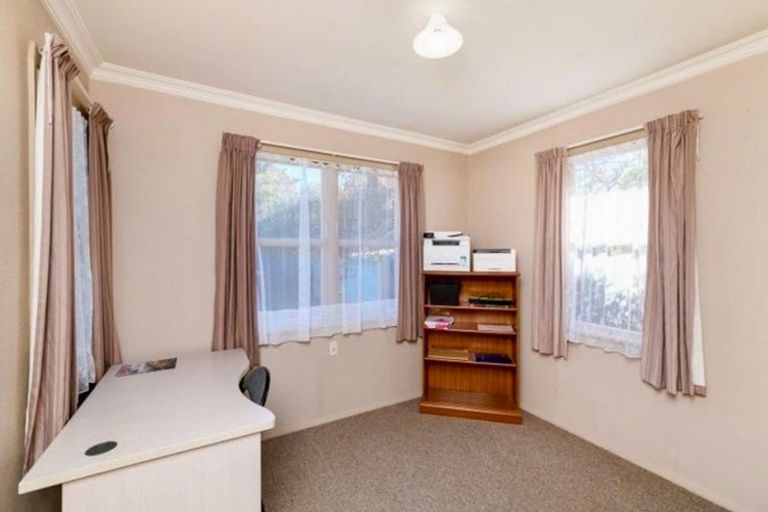 Photo of property in 2a Lowestoft Place, West End, Palmerston North, 4412