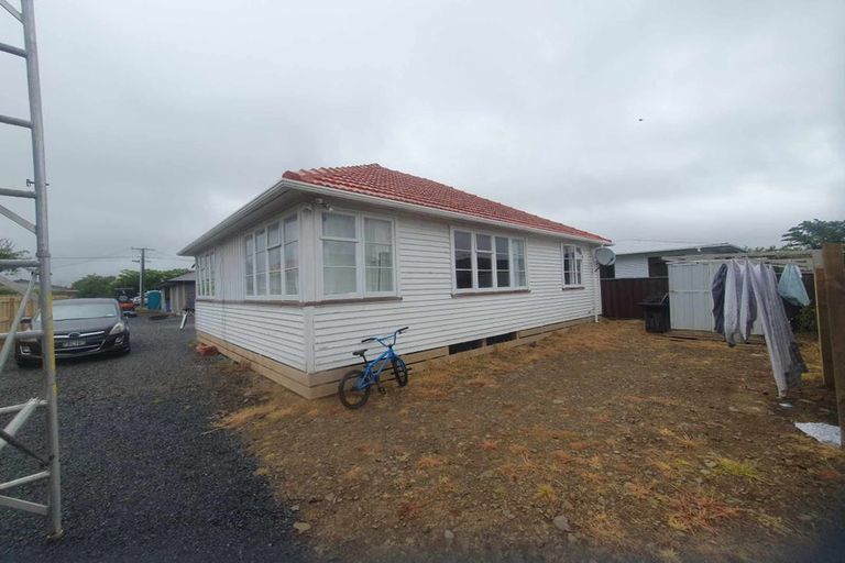 Photo of property in 17 Queenwood Road, Levin, 5510