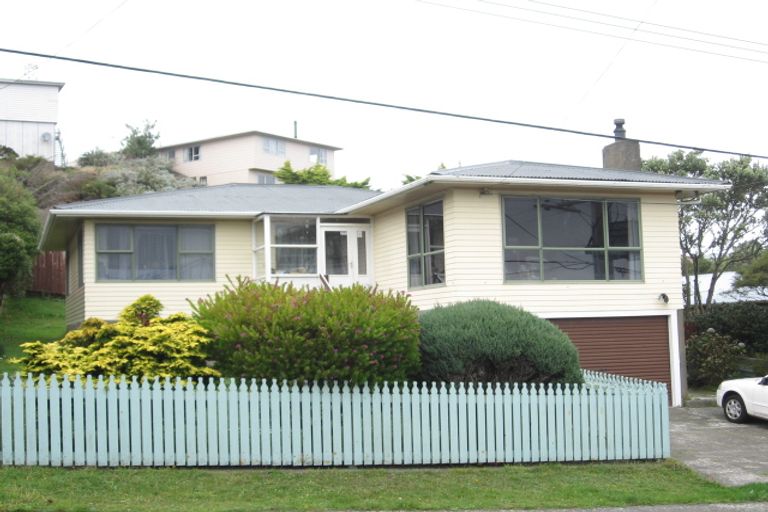 Photo of property in 11 Turville Crescent, Newlands, Wellington, 6037