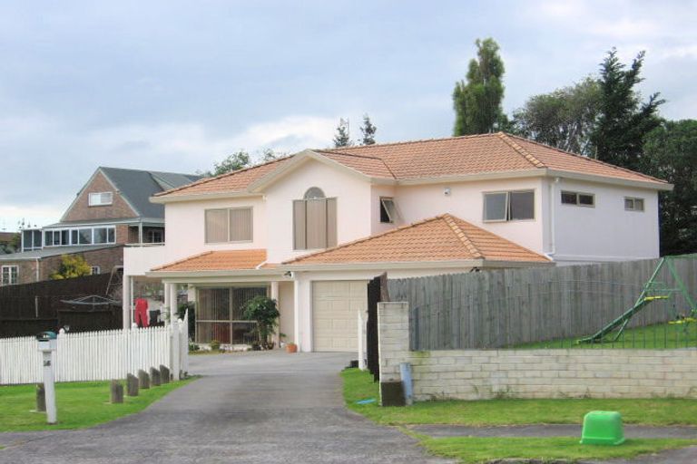 Photo of property in 16 Macadamia Close, Goodwood Heights, Auckland, 2105