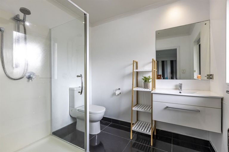 Photo of property in 5 D'urville Place, Kelvin Grove, Palmerston North, 4414