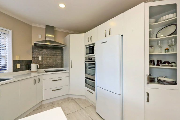 Photo of property in 12 Knightsbridge Place, Taradale, Napier, 4112