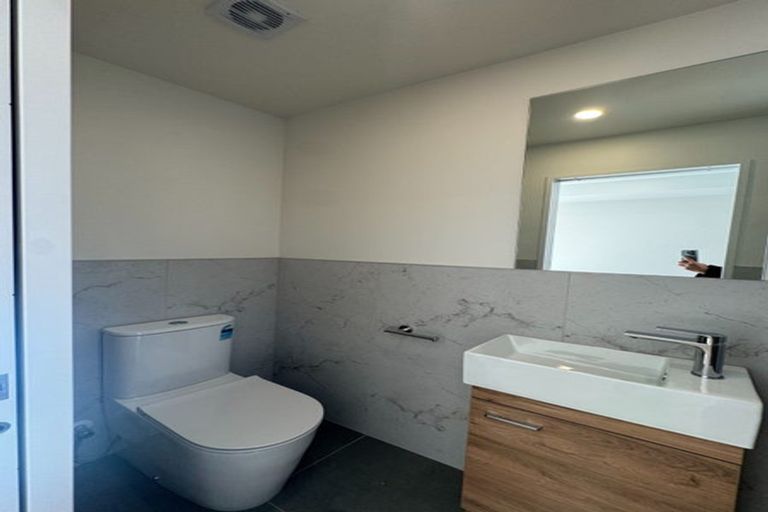 Photo of property in 11e Pipitea Place, Massey, Auckland, 0614