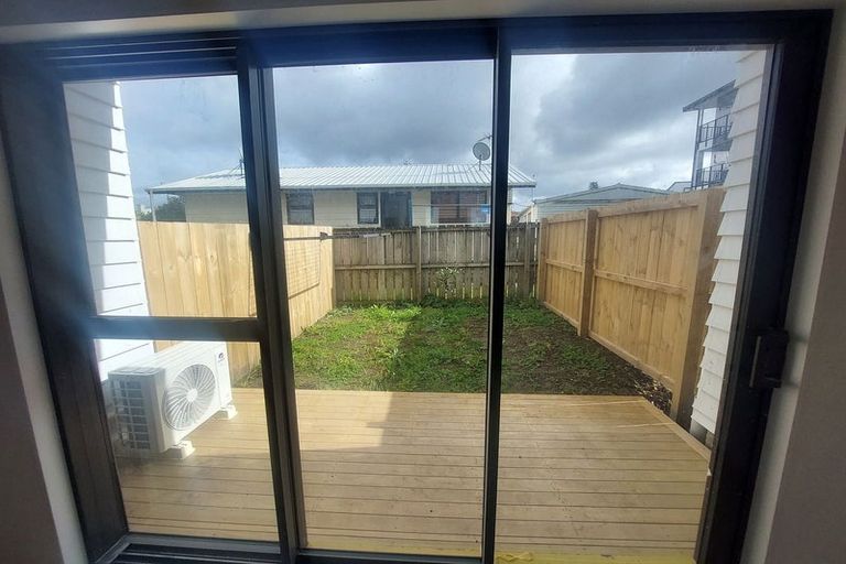 Photo of property in 12/3226 Great North Road, New Lynn, Auckland, 0600