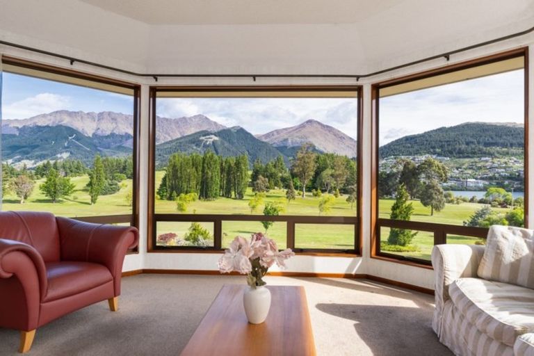 Photo of property in 10 Grove Lane, Kelvin Heights, Queenstown, 9300