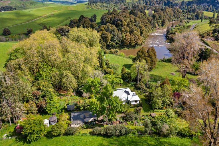 Photo of property in 1830 Otaraoa Road, Tarata, Inglewood, 4387