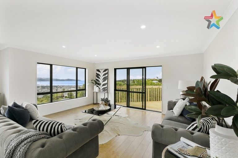 Photo of property in 6 Poto Road, Normandale, Lower Hutt, 5010