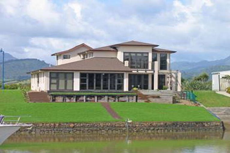 Photo of property in 10 Hei Esplanade, Whitianga, 3510