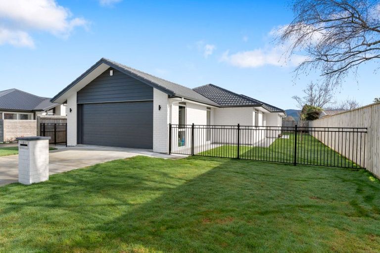 Photo of property in 2 Van Baarle Close, Carterton, 5713