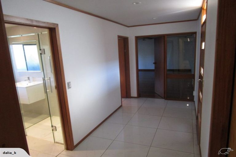 Photo of property in 2/8 Kaihu Street, Northcote, Auckland, 0627