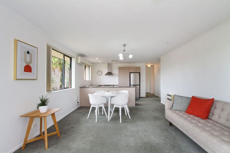 Photo of property in 2 Plumstead Rise, Glen Eden, Auckland, 0602
