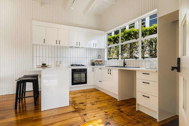 Photo of property in 2/1c Bank Street, Hillcrest, Auckland, 0627