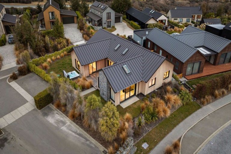 Photo of property in 2 Appin Court, Jacks Point, Queenstown, 9371