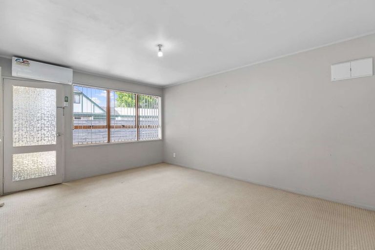 Photo of property in 1/41 Challen Close, Conifer Grove, Takanini, 2112