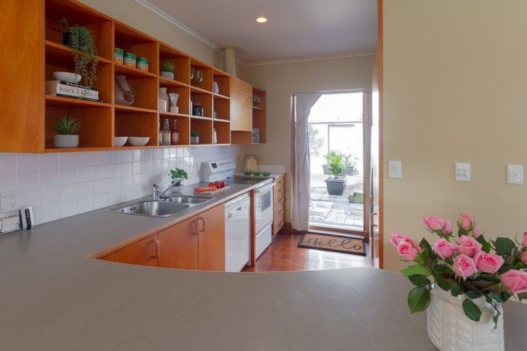 Photo of property in 1 Edge Hill, Mount Victoria, Wellington, 6011
