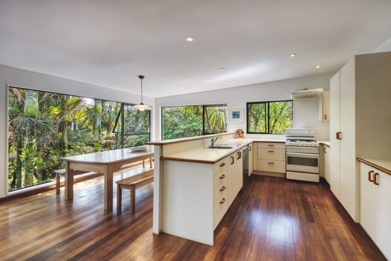 Photo of property in 15 Rayner Road, Piha, 0772