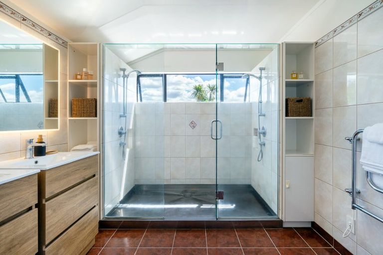 Photo of property in 22 Hebe Place, Birkenhead, Auckland, 0626