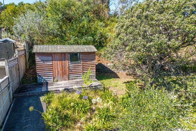Photo of property in 17 Hona Street, Waikanae Beach, Waikanae, 5036