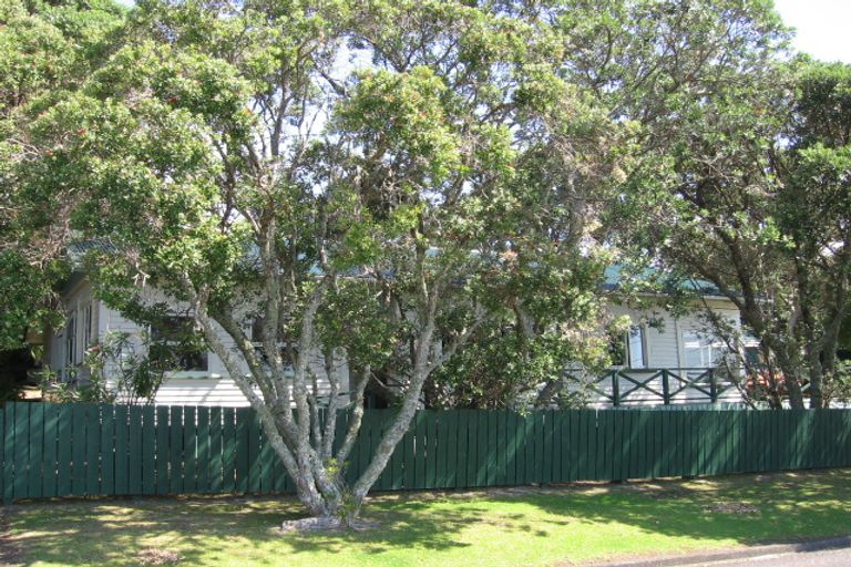 Photo of property in 2 Eastcliffe Road, Castor Bay, Auckland, 0620