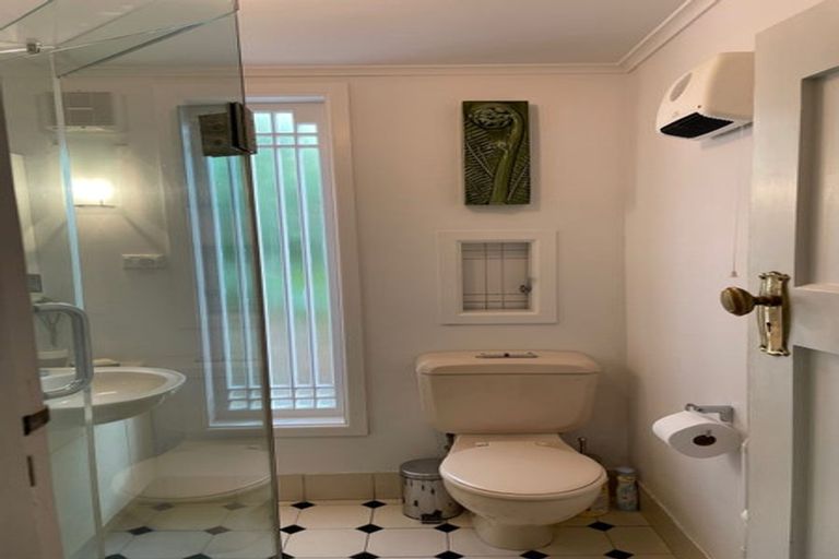 Photo of property in 17 Palliser Road, Roseneath, Wellington, 6011