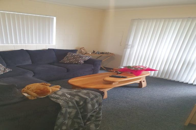 Photo of property in 15 Jenelin Road, Glendene, Auckland, 0602