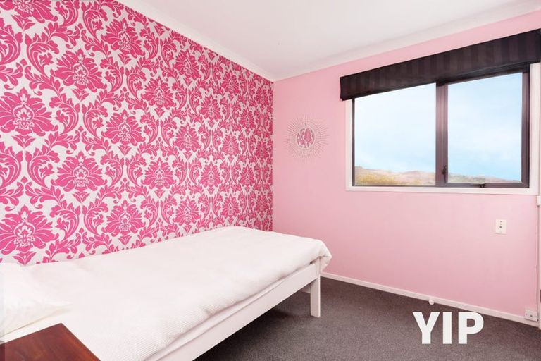 Photo of property in 5 Bennett Grove, Newlands, Wellington, 6037