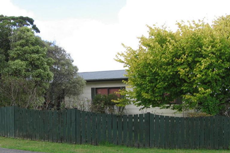 Photo of property in 5 Riesling Place, Henderson, Auckland, 0612