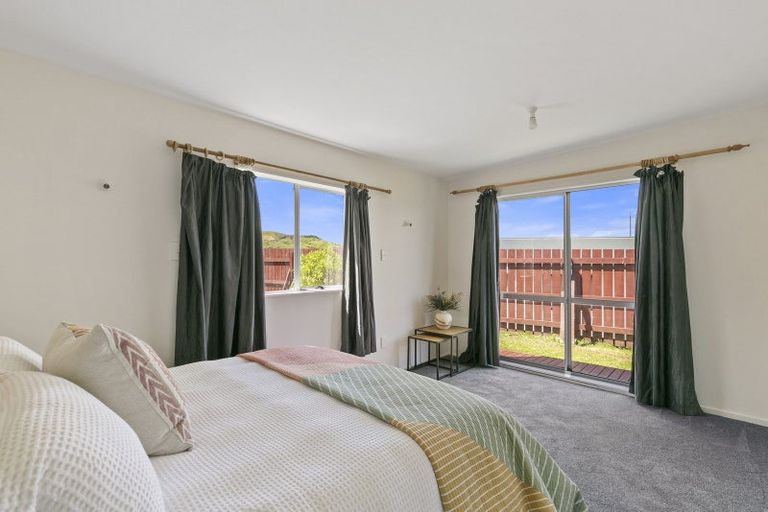 Photo of property in 5b Sunhaven Drive, Newlands, Wellington, 6037