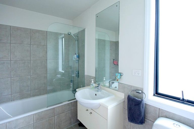 Photo of property in 27c Tamaki Bay Drive, Pakuranga, Auckland, 2010