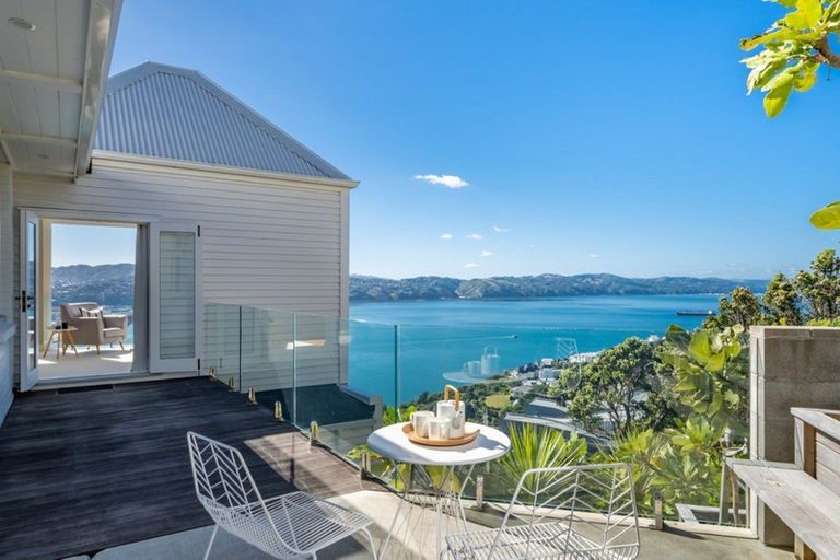 Photo of property in 35 Palliser Road, Roseneath, Wellington, 6011