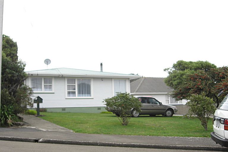 Photo of property in 17 Turville Crescent, Newlands, Wellington, 6037